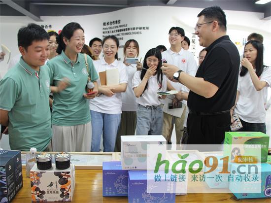 以“莓”為媒,調(diào)研鄉(xiāng)村振興新路子:車輛工程學(xué)院走進(jìn)南川大觀鎮(zhèn)調(diào)研嘉藍(lán)悅霖農(nóng)業(yè)