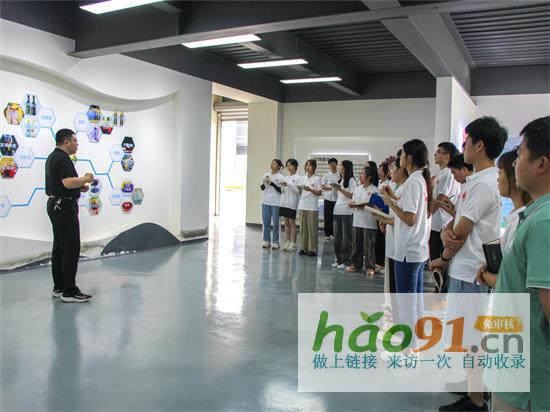 以“莓”為媒,調(diào)研鄉(xiāng)村振興新路子:車輛工程學(xué)院走進(jìn)南川大觀鎮(zhèn)調(diào)研嘉藍(lán)悅霖農(nóng)業(yè)