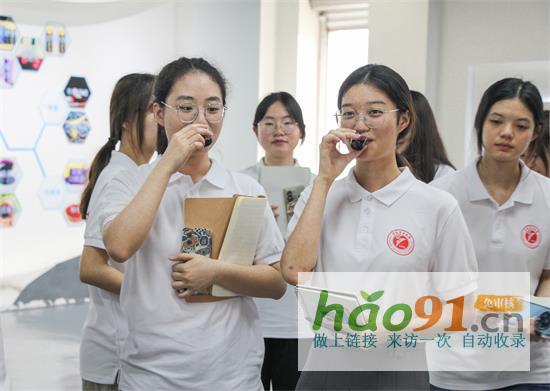 以“莓”為媒,調(diào)研鄉(xiāng)村振興新路子:車輛工程學(xué)院走進(jìn)南川大觀鎮(zhèn)調(diào)研嘉藍(lán)悅霖農(nóng)業(yè)