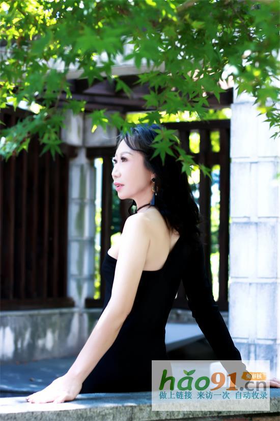 薇薇：T臺展現(xiàn)成熟女性優(yōu)雅與自信風采