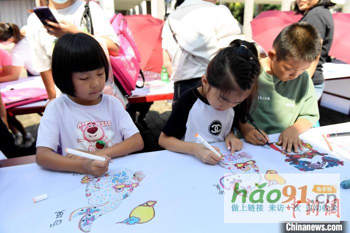 河北武強：300余名孩子手繪百米年畫長卷_文化新聞動態