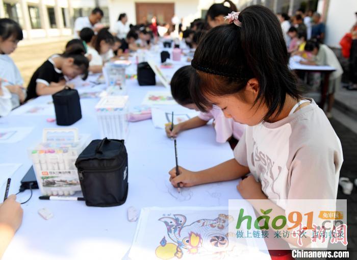 河北武強：300余名孩子手繪百米年畫長卷_文化新聞動態