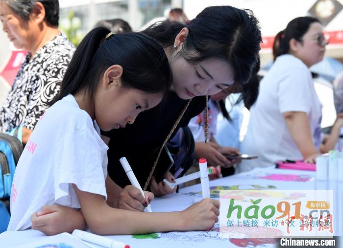 河北武強：300余名孩子手繪百米年畫長卷_文化新聞動態