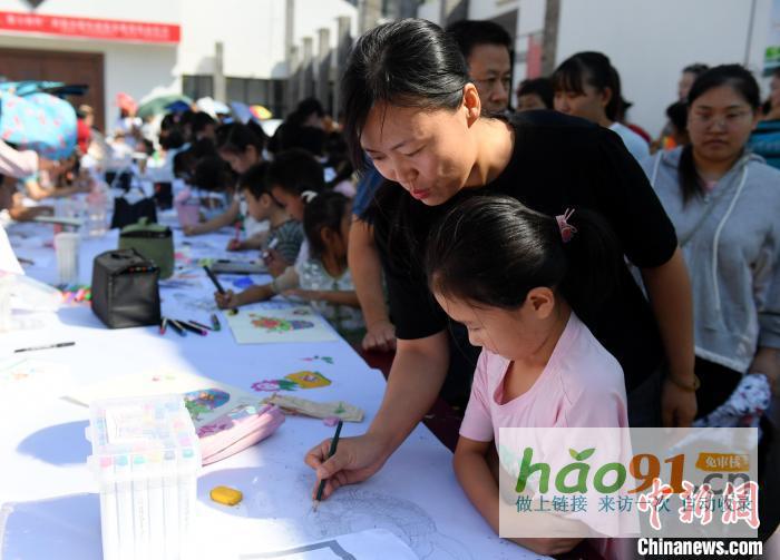 河北武強：300余名孩子手繪百米年畫長卷_文化新聞動態