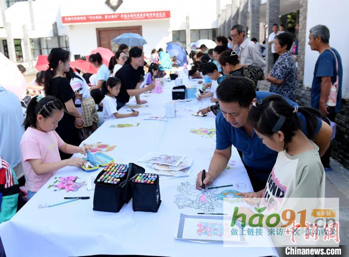河北武強：300余名孩子手繪百米年畫長卷_文化新聞動態