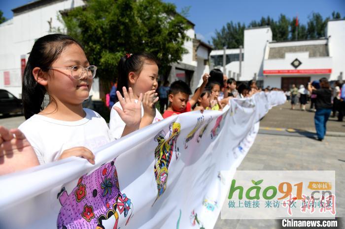 河北武強：300余名孩子手繪百米年畫長卷_文化新聞動態