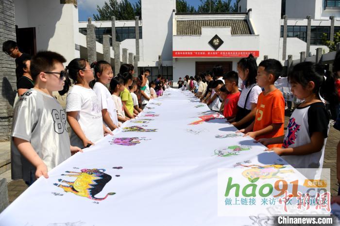 河北武強：300余名孩子手繪百米年畫長卷_文化新聞動態