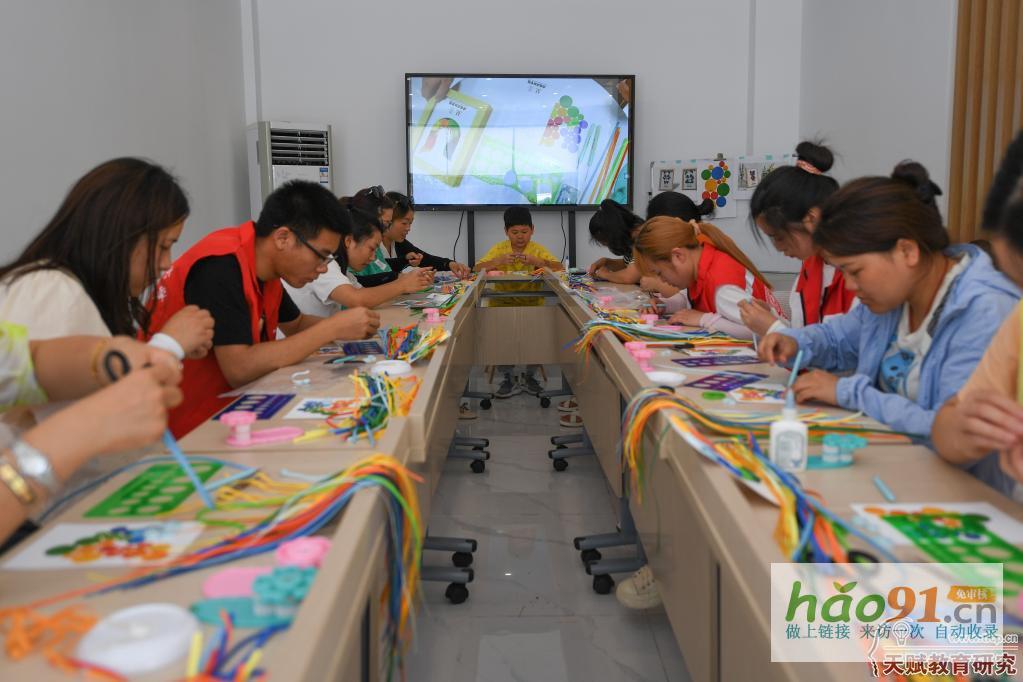 “蓉寶”衍紙畫熱銷殘疾人工匠做出成都大運(yùn)會(huì)特許商品_文化新聞動(dòng)態(tài)