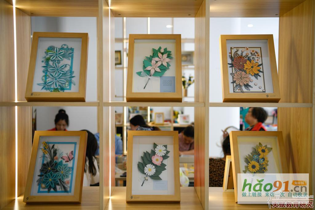 “蓉寶”衍紙畫熱銷殘疾人工匠做出成都大運會特許商品_文化新聞動態